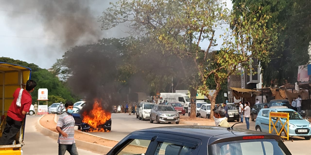 Fire in a moving car at Manipal, passengers escaped unhert.
