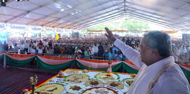 ಪ್ರಜಾಪ್ರಭುತ್ವದ ವ್ಯವಸ್ಥೆಯಲ್ಲಿ ಜನರೇ ಮಾಲೀಕರು: ಮುಖ್ಯಮಂತ್ರಿ ಸಿದ್ದರಾಮಯ್ಯ ಪ್ರಜಾಪ್ರಭುತ್ವದ ವ್ಯವಸ್ಥೆಯಲ್ಲಿ ಜನರೇ ಮಾಲೀಕರು: ಮುಖ್ಯಮಂತ್ರಿ ಸಿದ್ದರಾಮಯ್ಯ