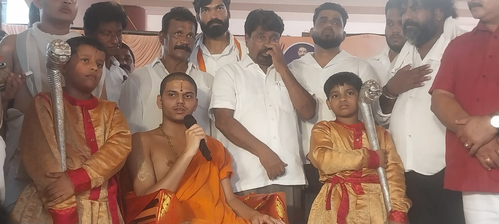 Sri Vedhavardhana Theertha Shiroor Swamiji visits Oscar Fernandes Abhimana Balaga program Sri Vedhavardhana Theertha Shiroor Swamiji visits Oscar Fernandes Abhimana Balaga program