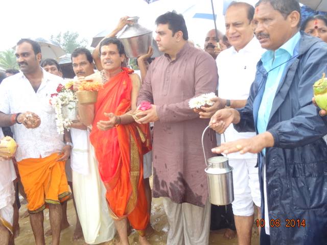 Udupi: Fishermen offer pooja to sea in Malpe as fishing begins