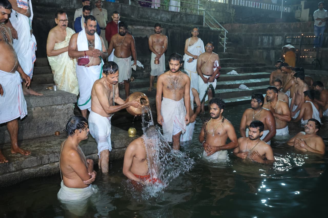 The tradition of taking a holy bath at Dandatheertha Lake by Sri Vedavardhana Theertha Swamiji The tradition of taking a holy bath at Dandatheertha Lake by Sri Vedavardhana Theertha Swamiji