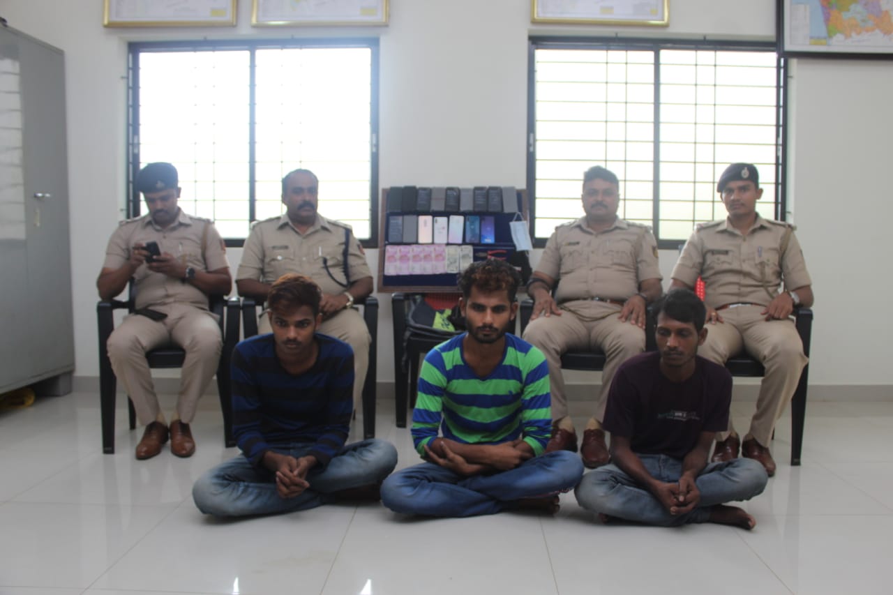 Detentions of mobile shop grab interstate burglars by Udupi Police