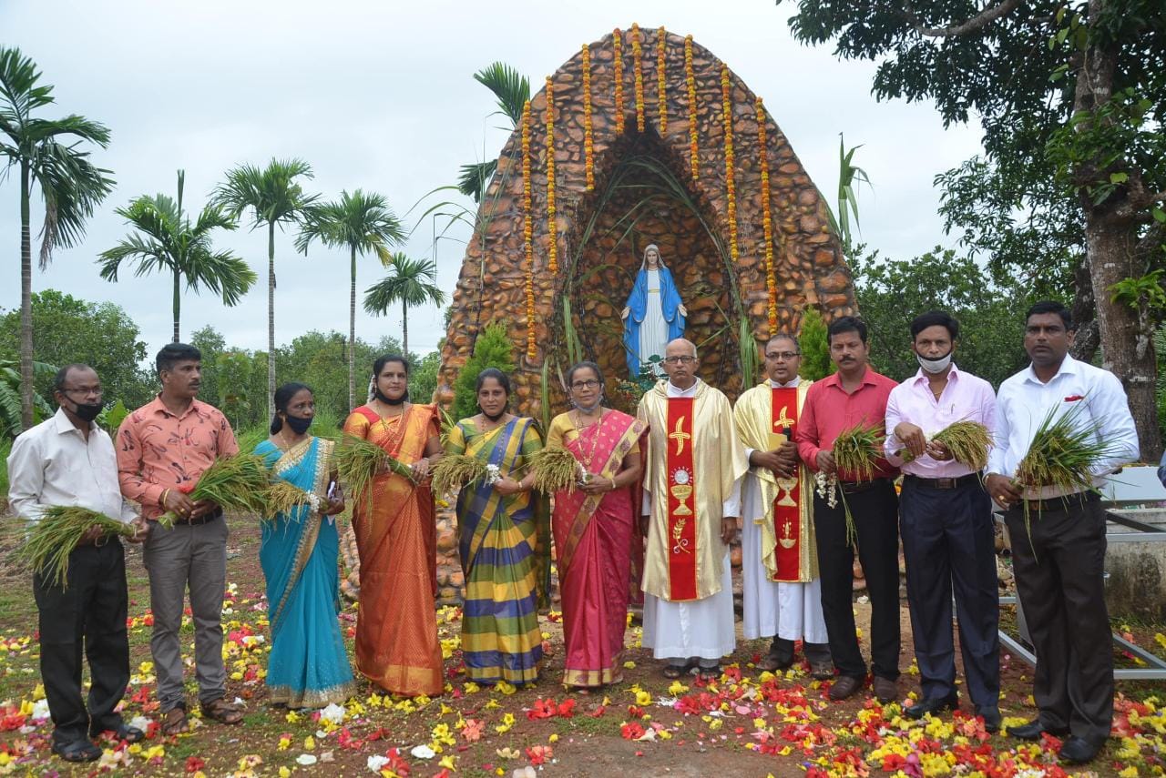 ಸೆಕ್ರೆಡ್ ಹಾರ್ಟ್ ಚರ್ಚ್, ಕೊಳಲಗಿರಿ ಇಲ್ಲಿ ಮೊಂತಿ ಹಬ್ಬ (ತೆನೆ-ಹಬ್ಬ)ದ ಆಚರಣೆ ಸೆಕ್ರೆಡ್ ಹಾರ್ಟ್ ಚರ್ಚ್, ಕೊಳಲಗಿರಿ ಇಲ್ಲಿ ಮೊಂತಿ ಹಬ್ಬ (ತೆನೆ-ಹಬ್ಬ)ದ ಆಚರಣೆ
