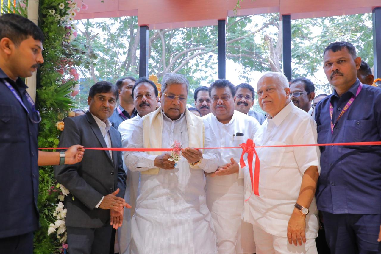 Industry Minister Hands Over ₹2 Crore Dividend - CM Inaugurate New Multi-Storey KIADB Building Industry Minister Hands Over ₹2 Crore Dividend - CM Inaugurate New Multi-Storey KIADB Building