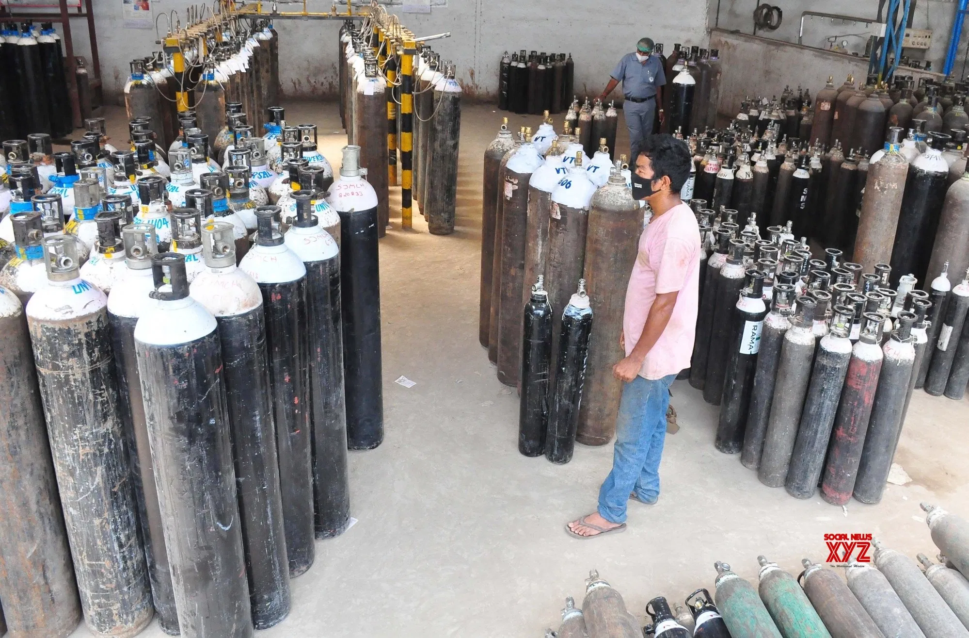 180 Oxygen cylinders and three ventilators arrive from UAE to Thrissur 180 Oxygen cylinders and three ventilators arrive from UAE to Thrissur