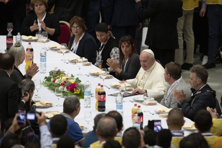 Pope Francis hosts meal for 1,500 poor and homeless