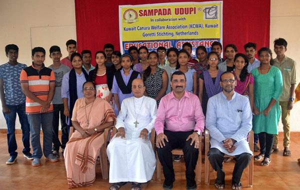 Udupi Diocese distributes Educational assistance to needy students