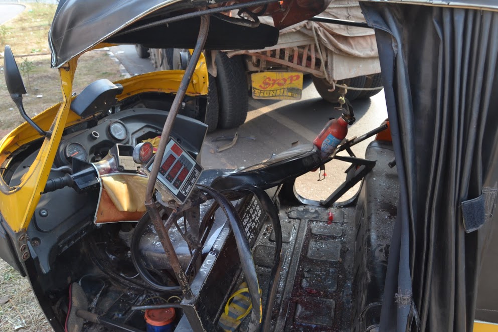 Auto Rickshaw rammed into halted truck at Santhekatte, Two seriously injured