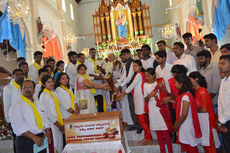 Bishop of Udupi diocese handed over NYC Cross to Mangaluru Diocese