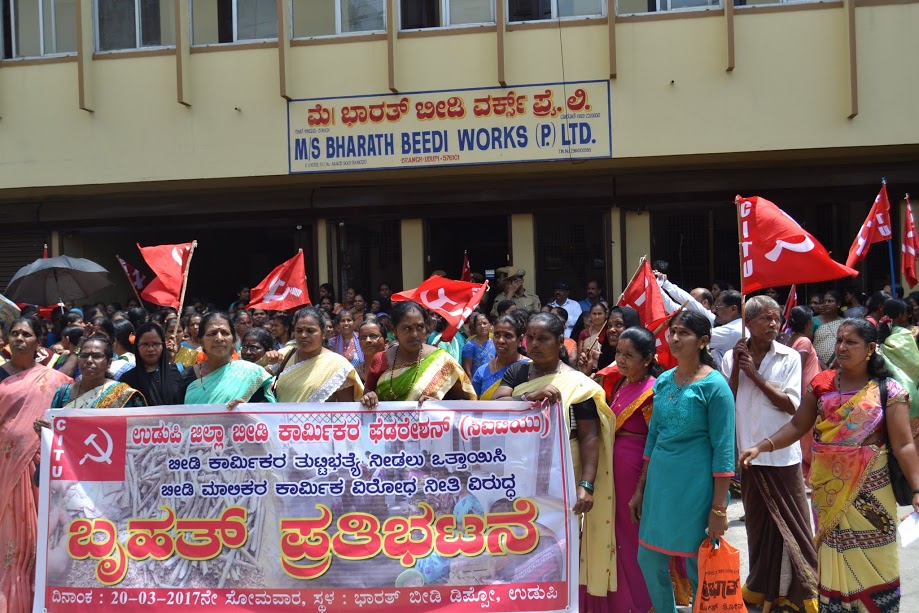 Beedi Workers demanding pending Dearness Allowances payment