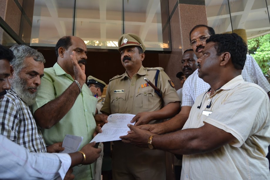 Government Workers Association leaders gave memo to District SP against attack on Village Accountant