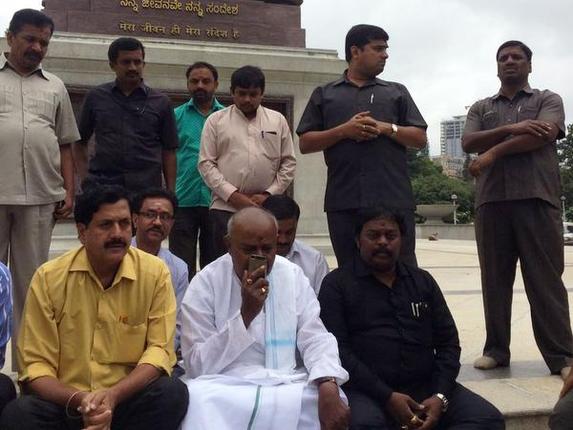 Deve Gowda sits on dharna against â€˜injusticeâ€™ in Cauvery issue