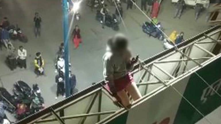 Minor girl climbs atop hoarding in Indore to marry boy against mother’s wish Minor girl climbs atop hoarding in Indore to marry boy against mother’s wish