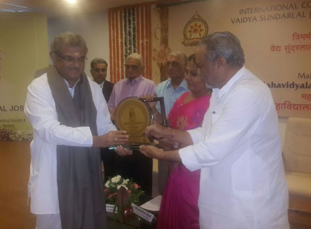Dr Veerendra Heggade conferred Dr Sundarlal Joshi Memorial Award for Ayurveda Nadiad