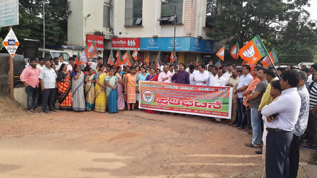 District BJP stages protest against Chief Minister Kumaraswamy’s sedition statement