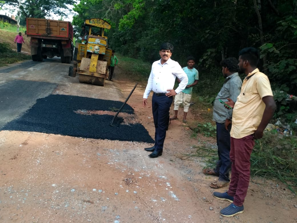 Deputy Commissioner inspects at work of road repair underway