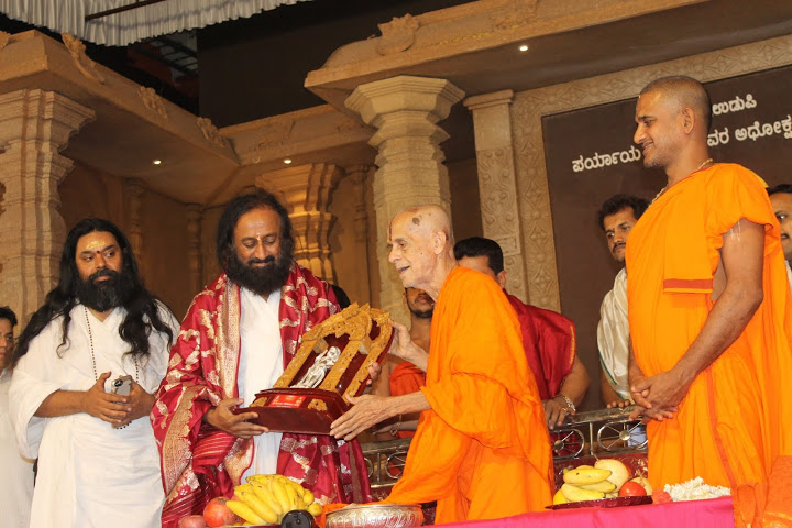 Padma Vibhusan Sri Ravi Shankar Guruji felicitated during his visit to Sri Krishna Math