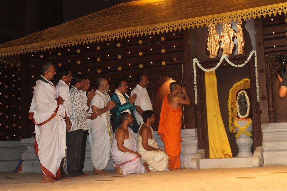 Paryaya Palimar Swamiji inaugurates newly structured dais for Rajanagana of Sri Krishna Math