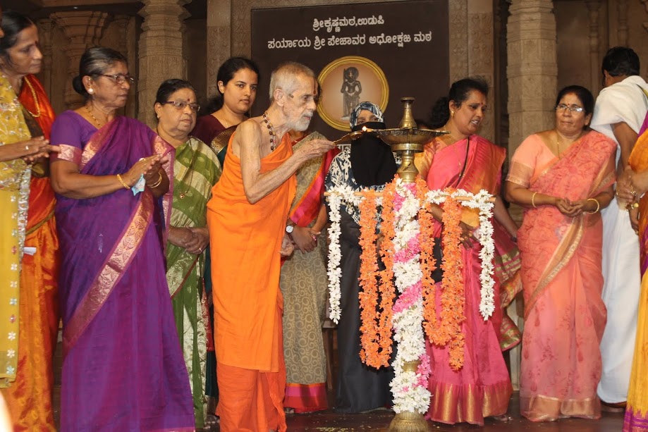 Sri Vishweshatheertha Swamiji of Paryaya Pejawar Math inaugurates International Womenâ€™s Day celebrations