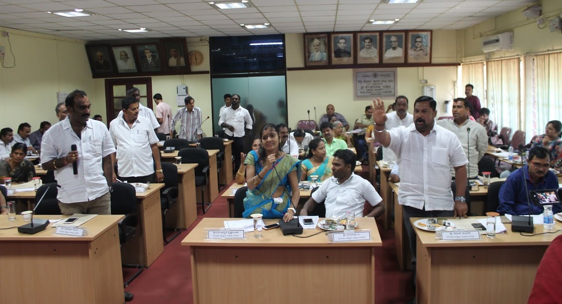 Udupi City Municipal Council witnesses uproar over increasing auto rickshaw stands and pushcarts