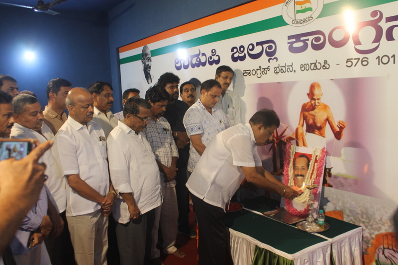 Udupi district Congressmen pays tributes to late Gopal Bhandary