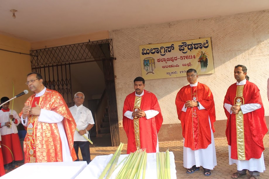 Milagres Cathedral, Kallianpur of Udupi diocese observes Palm Sunday with devotion and deity
