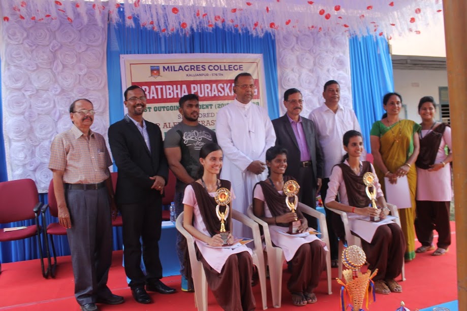 Prathibha Puraskara & Best Outgoing Student Award distribution held at Milagres College, Kallianpur