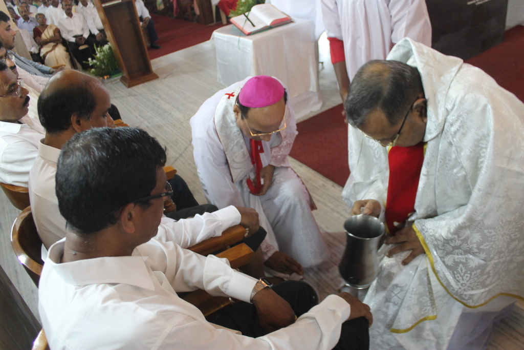 Milagres Cathedral, Kallianpur observes Maundy Thursday with great devotion