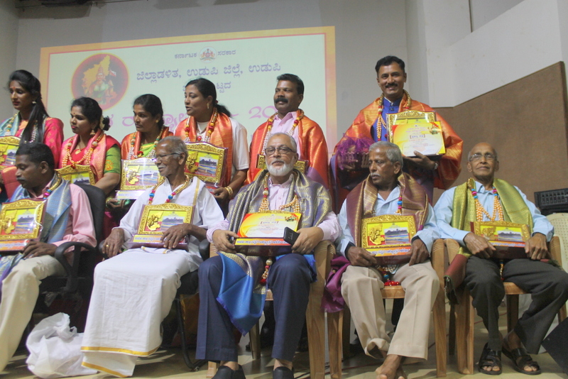 District level Kannada Rajyotsava presents award to Joseph Rebello and M. Ismail Saheb among 32 persons
