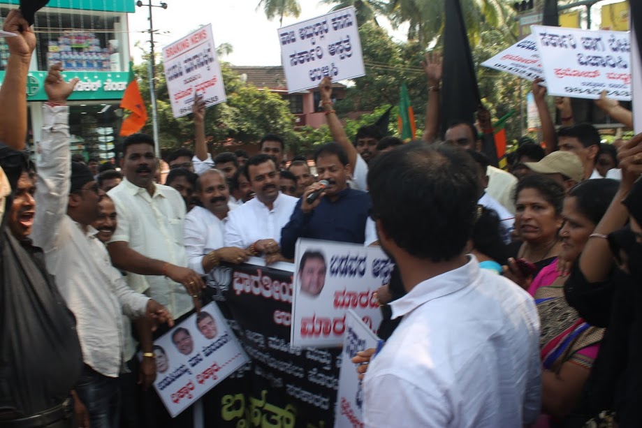 BJP activists demostrated with blag flags against Siddaramaiah