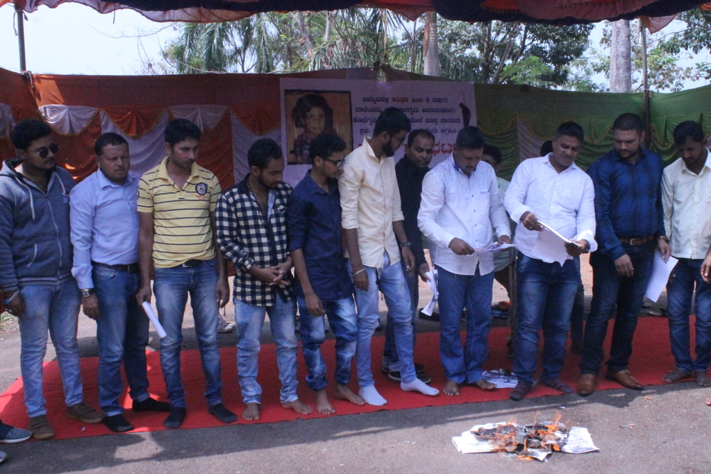 KRV stages an protest against Kathuva rape - murder crime and demands strong punishment to accused