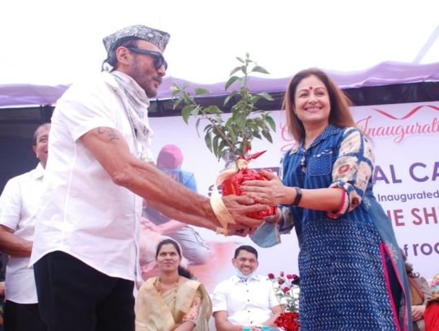 Actor Jackie Shroff donates an “Animal Care Van” to actress Ayesha Julka