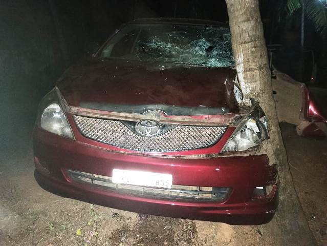 Accident: Miraculous escape of 2 students at Kambala Thota Kemmannu Road.