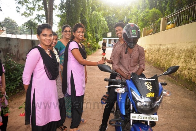 Gandhigiri in Crossland to create awareness on helmet use