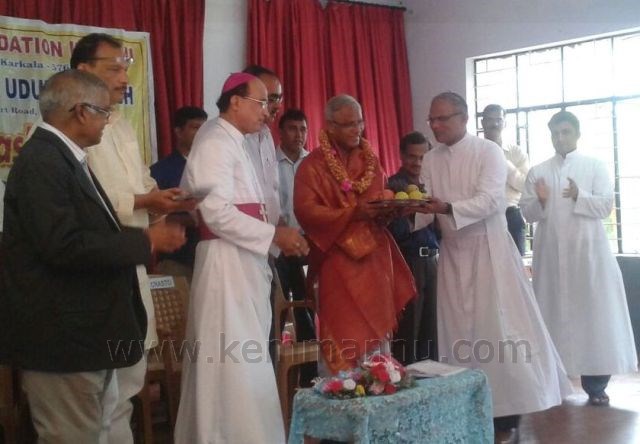 Udupi: Catholic Sabha Distributes Scholarship to academic toppers