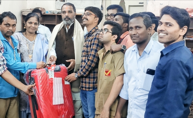 Chandrakant Shirsat retired after working 40 years in Malad Post Office