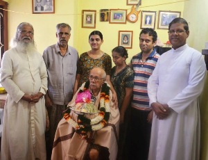 Kemmannu: Elders who could not attend parish day, felicitated at their homes by P.Priest.