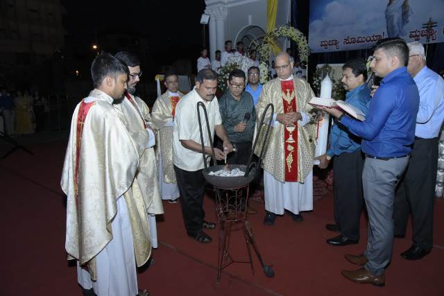 Easter celebrations at Milagres Church, Mangalore.
