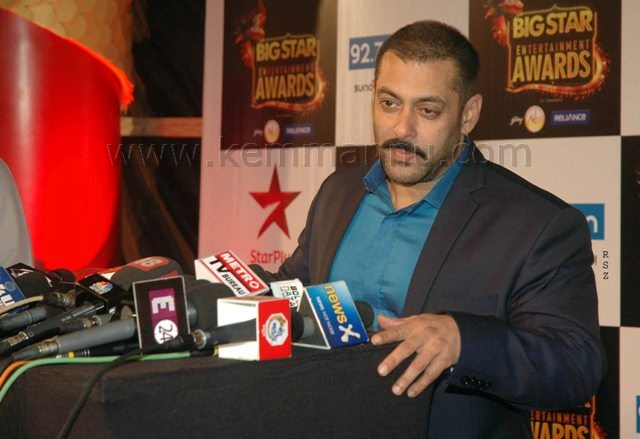 Salman Khan dances to â€˜Selfie le le reâ€™ at Big Star Entertainment awards