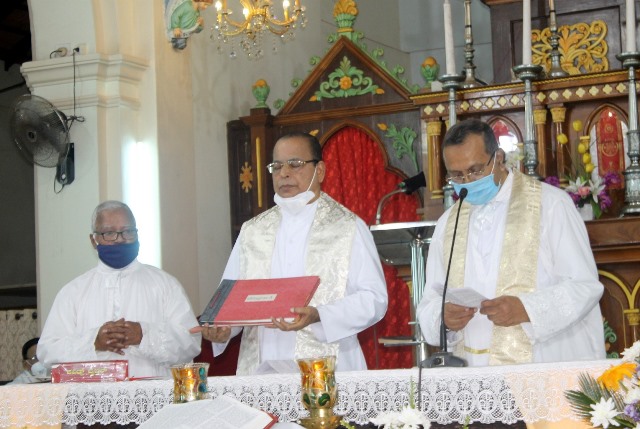 Very Rev Fr Valerian Mendonca took over the reins of Milagres Cathedral as Rector.