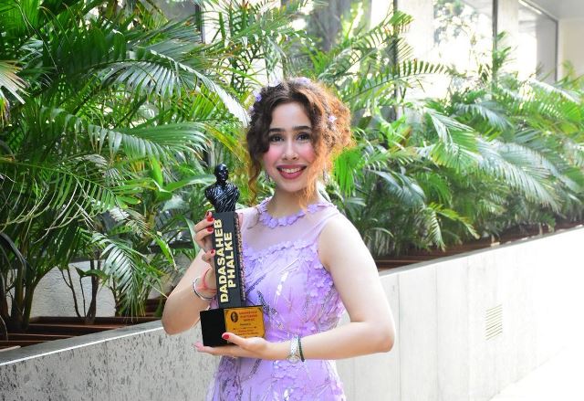 Himanee Bhatia wins Best actress Dadasaheb Phalke Award 2022 Himanee Bhatia wins Best actress Dadasaheb Phalke Award 2022