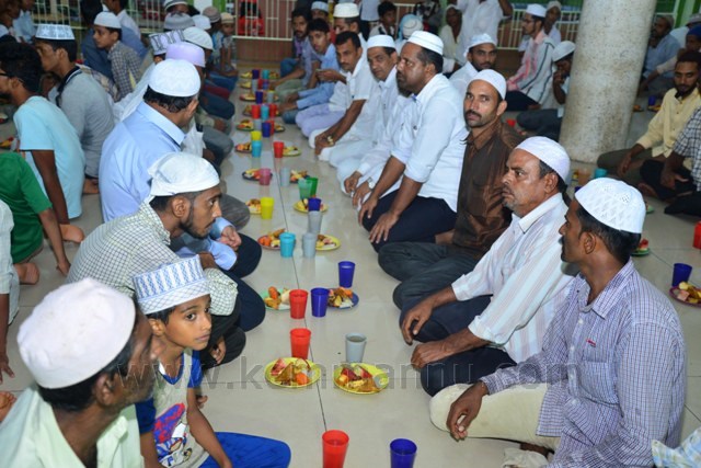 Mangalore: U. T. Khader attends Ifthar at Ullal Darga