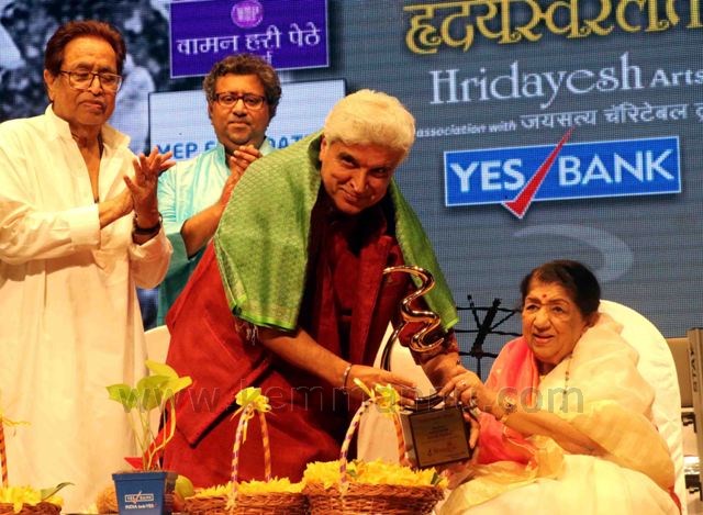 Javed Akhtar receives the Hridaynath Mangeshkar Award