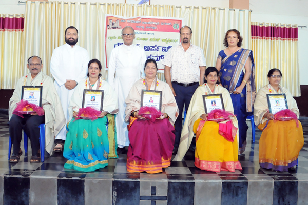 Pangla parishioners honored grama panchayath wiining candidates Pangla parishioners honored grama panchayath wiining candidates