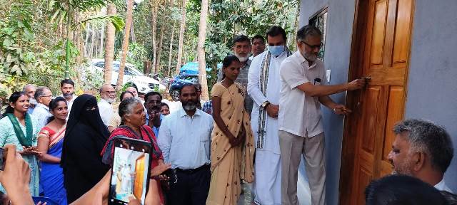 ಕೆಮ್ಮಣ್ಣು: ಜಮಾಅತೆ ಇಸ್ಲಾಮಿ ಹಿಂದ್ ವತಿಯಿಂದ ಕೊರಗ ಕುಟುಂಬಕ್ಕೆ ಮನೆ ಹಸ್ತಾಂತರ ಕೆಮ್ಮಣ್ಣು: ಜಮಾಅತೆ ಇಸ್ಲಾಮಿ ಹಿಂದ್ ವತಿಯಿಂದ ಕೊರಗ ಕುಟುಂಬಕ್ಕೆ ಮನೆ ಹಸ್ತಾಂತರ