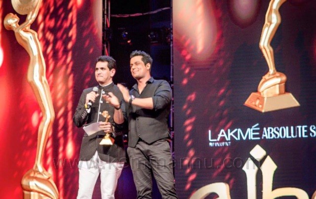 Actor Vikram presented award to Queen Movie Director Vikas Behl
