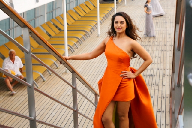 Sonakshi Sinha walks for Monisha Jaising at LakmÃ© Fashion Week