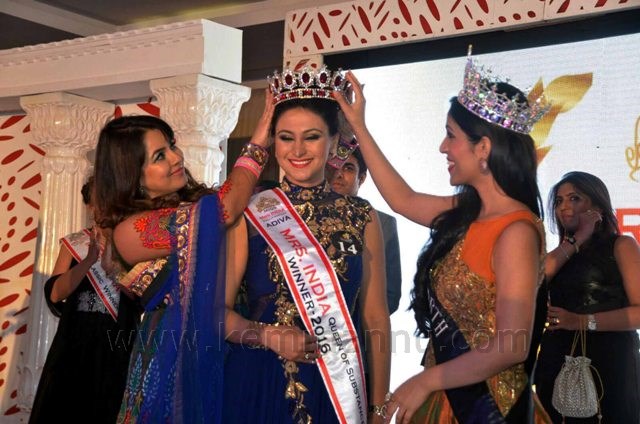 Mrs. Earth 2016 Priyanka Khuaran Goyal crowns Mrs. India Queen of Substance 2016