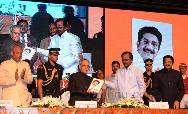 President of India receives first copy of book â€˜Unikiâ€™