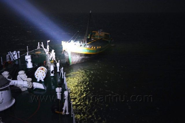 INDIAN COAST GUARD RESCUE EIGHT CREW FROM SINKING DHOW OFF MURUD